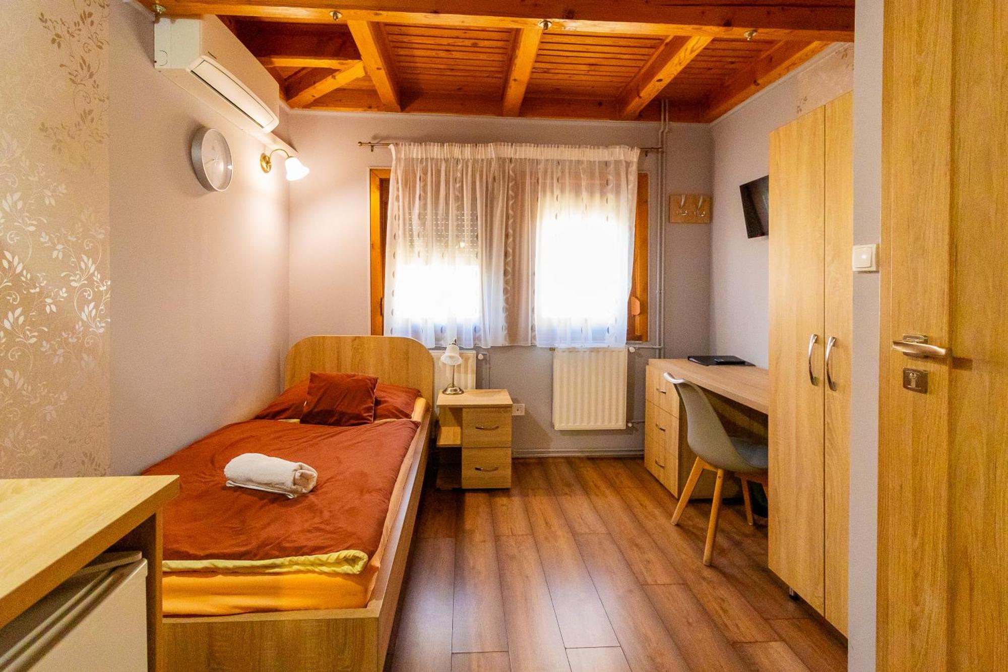 Tisza Panzio Es Apartman Тисауйварош Экстерьер фото